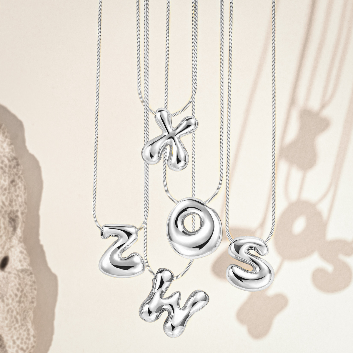 Collier initial en lettres bulles à éclat argenté