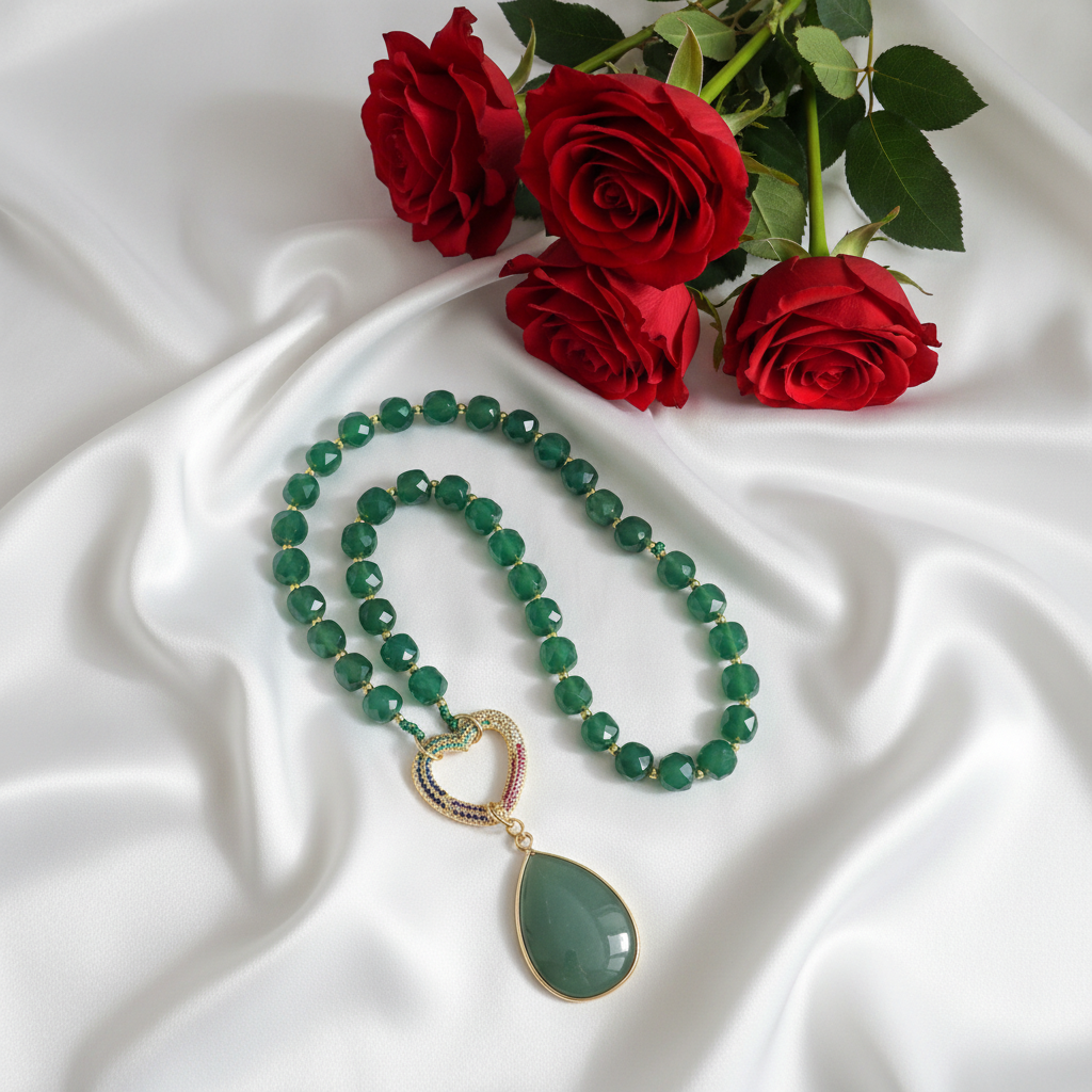 Collier cœur en agate vert émeraude