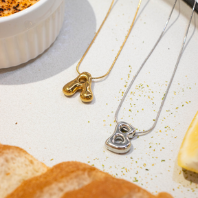 Collier avec initiales en forme de bulle dorée