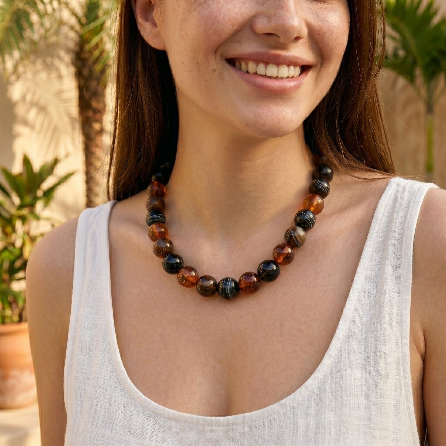 Massive braune Perlenkette
