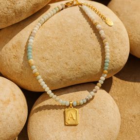 Collier pendentif lettre initiale en amazonite