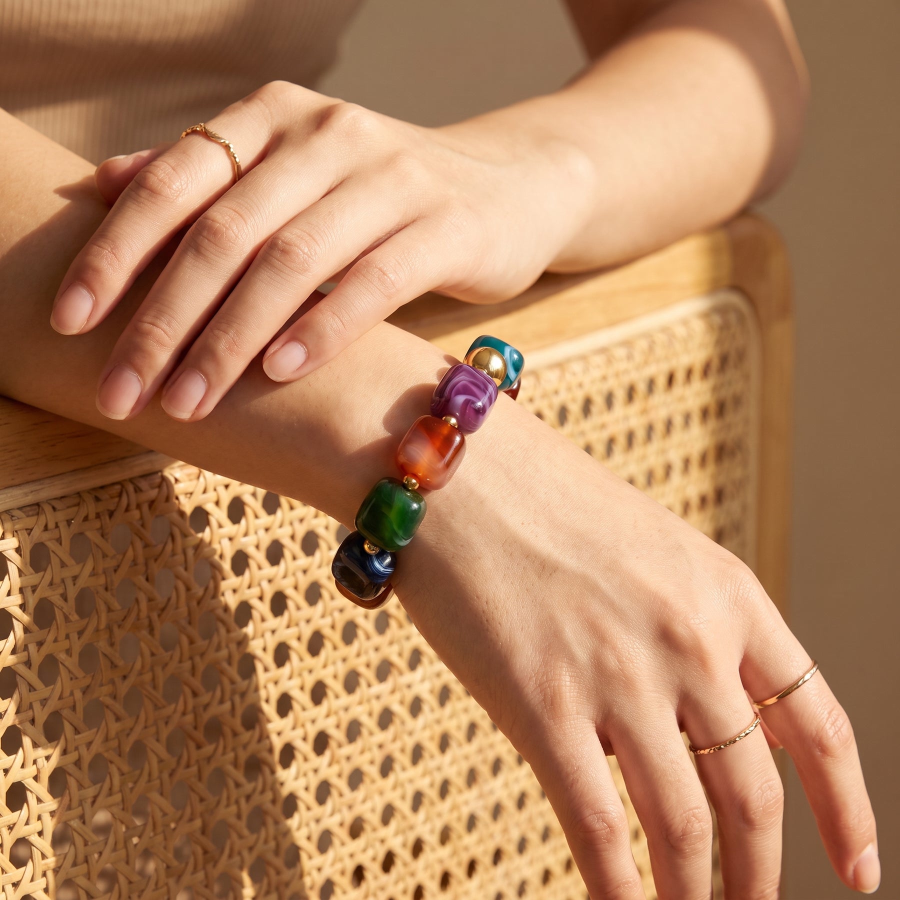 Mystieke regenboogkleurige grove armband