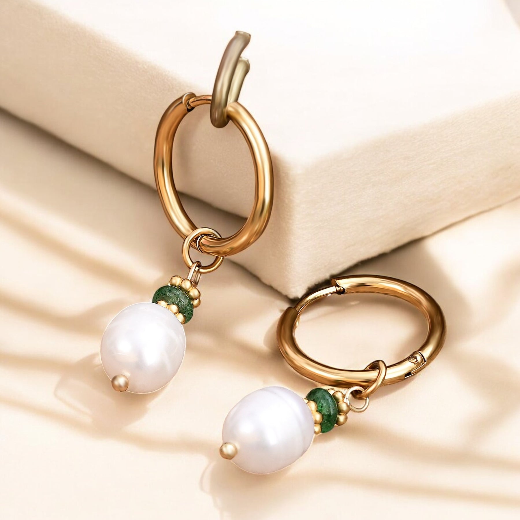 Boucles d'oreilles créoles en perles dorées et agate verte