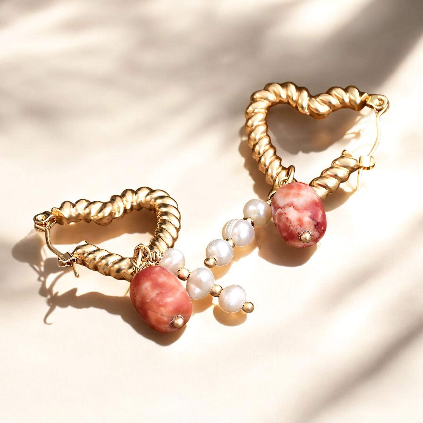 Boucles d'oreilles créoles avec pendentif cœur en perle et agate